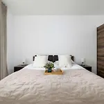 Bright One-bedroom Functional Interiors Remote Working By Renters Appartement *
