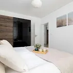 Bright One-bedroom Functional Interiors Remote Working By Renters * Krakau