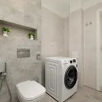 Appartement Bright One-bedroom Functional Interiors Remote Working By Renters