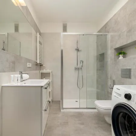 Bright One-bedroom Functional Interiors Remote Working By Renters קרקוב