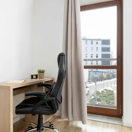 Bright One-bedroom Functional Interiors Remote Working By Renters דירה קרקוב