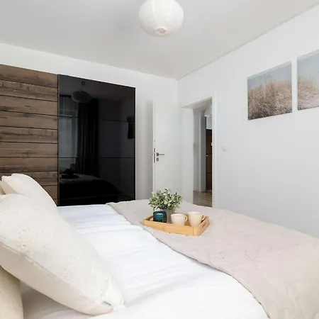 Bright One-bedroom Functional Interiors Remote Working By Renters * קרקוב