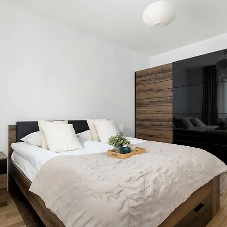 Bright One-bedroom Functional Interiors Remote Working By Renters קרקוב