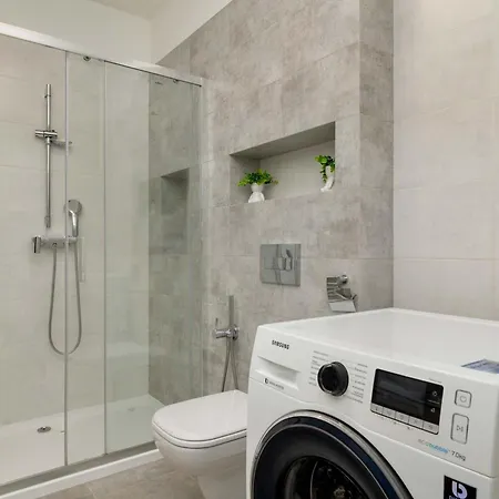 Bright One-bedroom Functional Interiors Remote Working By Renters * קרקוב