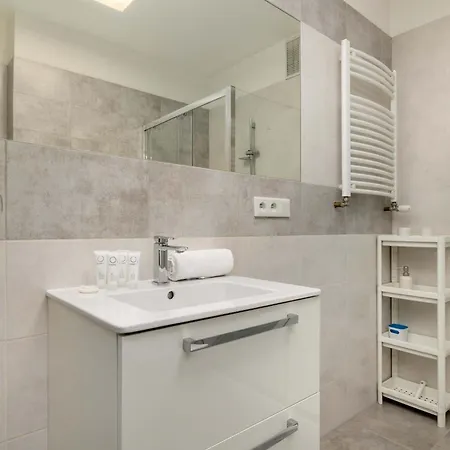 דירה Bright One-bedroom Functional Interiors Remote Working By Renters