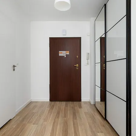 Bright One-bedroom Functional Interiors Remote Working By Renters קרקוב
