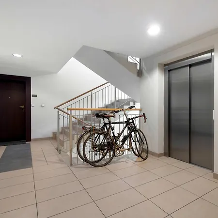 Bright One-bedroom Functional Interiors Remote Working By Renters דירה קרקוב
