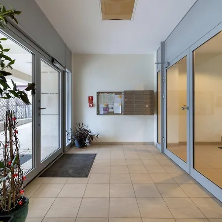 Bright One-bedroom Functional Interiors Remote Working By Renters קרקוב
