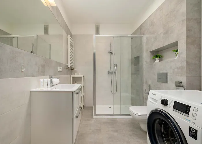 Bright One-bedroom Functional Interiors Remote Working By Renters קרקוב