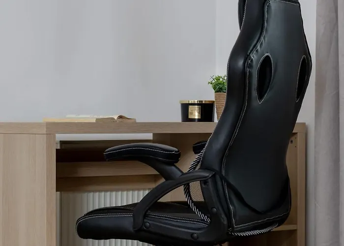 Bright One-bedroom Functional Interiors Remote Working By Renters דירה קרקוב