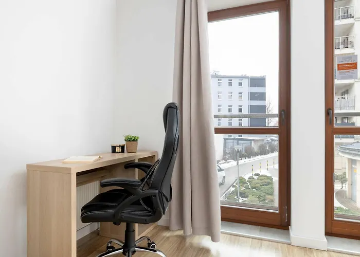 Bright One-bedroom Functional Interiors Remote Working By Renters דירה קרקוב